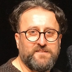-YEN- KARDELN KIRILDII YERDEN KAN SIZIYOR..