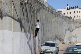Ayrm (Utan) Duvarna Trmanan Filistinli ocuun Fotoraf 